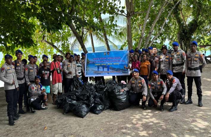Personel Ditpolairud Polda PB Gelar Aksi Bersih Sampah di Pesisir Pantai Pasir Putih Manokwari
