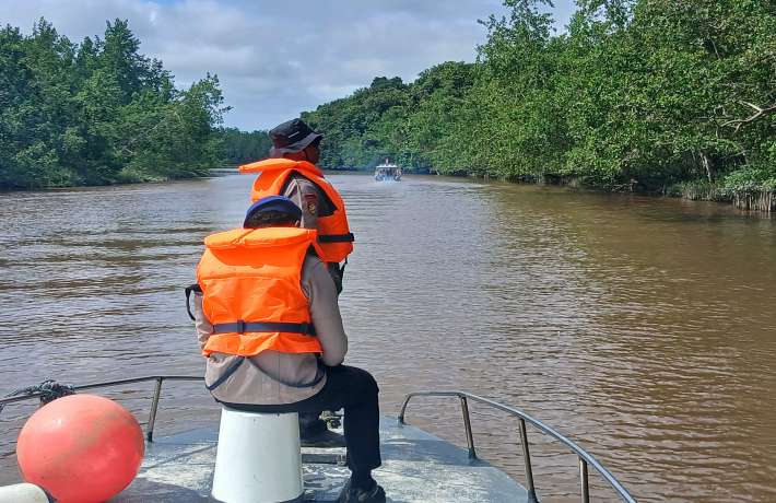 PENCARIAN HARI PERTAMA IPTU TOMI MARBUN DI PERAIRAN MUARA ARANDAY. TIM SAR GABUNGAN TURUN LAPANGAN