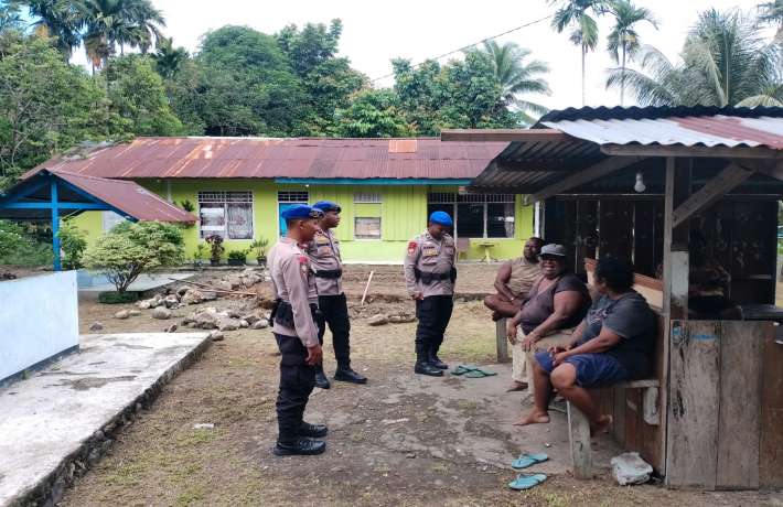 Komunikasi Secara Intensif. Ditpolairud Polda Papua Barat Sambangi Masyarakat Pesisir Pantai Maripi
