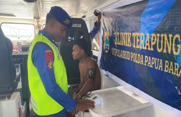 DITPOLAIRUD POLDA PAPUA BARAT GELAR KLINIK TERAPUNG UNTUK MASYARAKAT NELAYAN