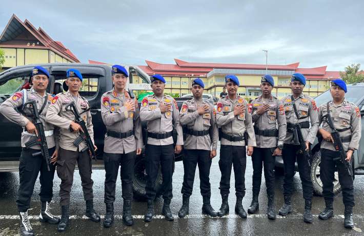 DIRPOLAIRUD POLDA PAPUA BARAT KOMBESPOL SULISTIYONO. S.H. M.M MEMBERIKAN ARAHAN KEPADA TIM OPERASI 