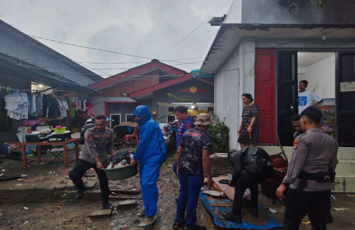 Personel Ditpolairud Polda PB Berikan Bantuan dan Evakuasi Barang Warga yang Terdampak Banjir