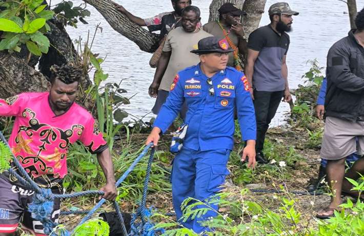 AKSI SIMPATIK LIBUR LEBARAN DITPOLAIRUD POLDA PAPUA BARAT EVAKUASI MOBIL HILUX YANG TERJEBUR