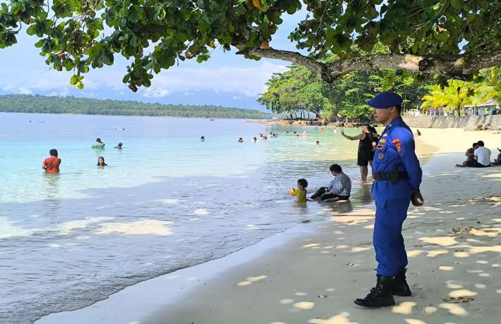 Personel Ditpolairud Polda Papua Barat Laksanakan Pengamanan di Tempat Wisata Pasir Putih Manokwari
